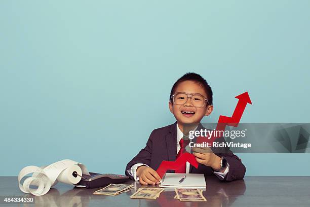 jeune garçon japonais d'affaires en plein essor - child stock photos et images de collection