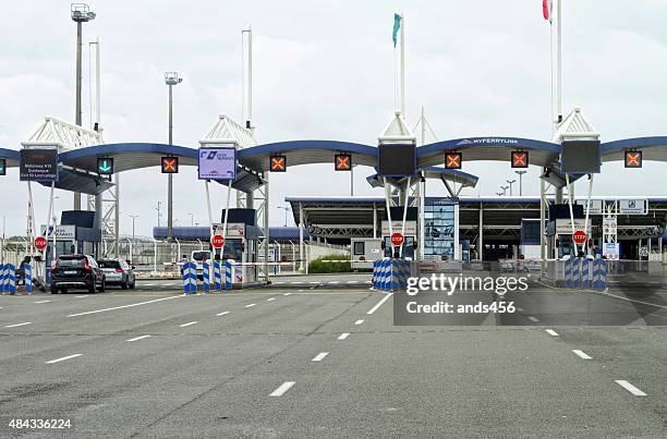 grenzkontrollen im hafen von calais, frankreich - staatsgrenze stock-fotos und bilder