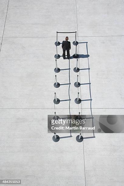 donna d'affari, in piedi nel cordone post fine di blocco - esigere foto e immagini stock