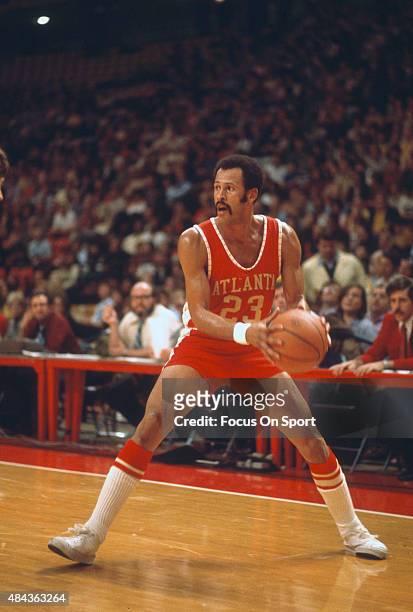 Lou Hudson of the Atlanta Hawks in action against the Washington Bullets during an NBA basketball game circa 1975 at the Capital Centre in Landover,...