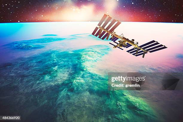 国際宇宙ステーションの軌道を回る地球地球 - international space station ストックフォトと画像