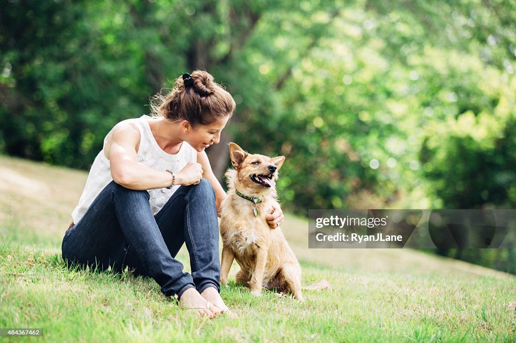 Erwachsene Frau, die Zeit mit Haustier-Hund