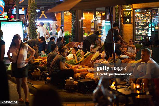 getting foot masage in khaosan road - thai massage 個照片及圖片檔