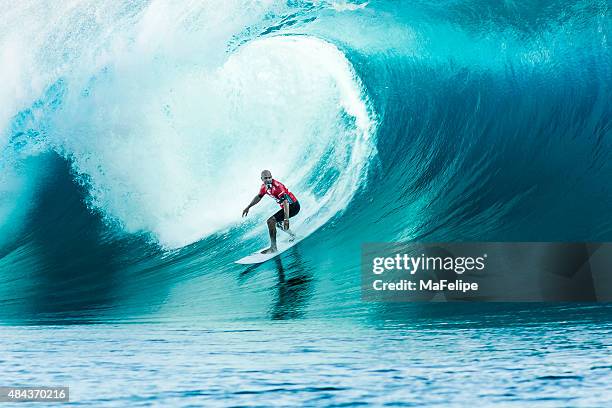 surfer kelly slater surfing 2014 billabong pro tahiti - surf tube stock pictures, royalty-free photos & images