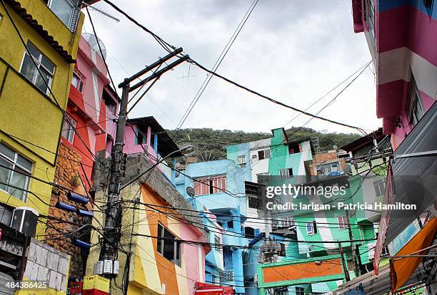 colourful favela, rio de janeiro - favela stock-fotos und bilder