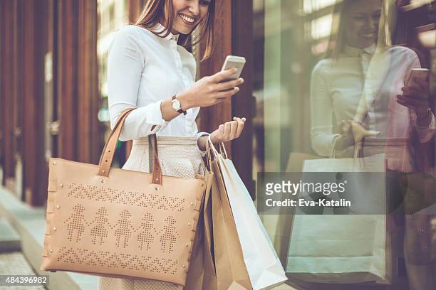verificar as mensagens - shopping bag imagens e fotografias de stock