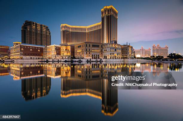 reflection of venetian hotel macau - the venetian macao stock-fotos und bilder