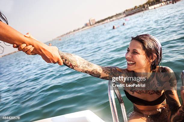 besten freunde genießen sie den sommer und tretboot spaß - help single word stock-fotos und bilder