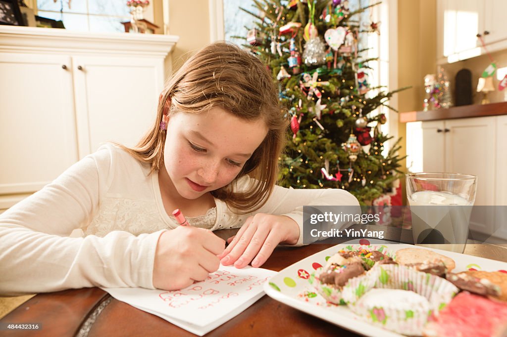 Mädchen mit Cookies und Weihnachten Wunschliste Santa