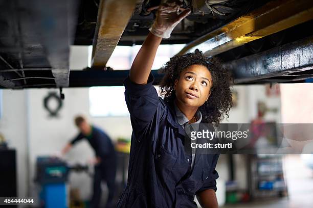 proud female garage mechanic . - monteur stockfoto's en -beelden