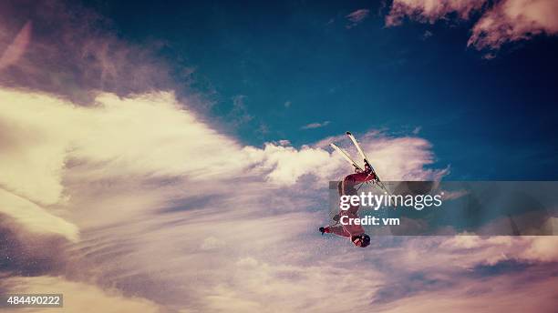 free style skiing - freestyle skiing stockfoto's en -beelden