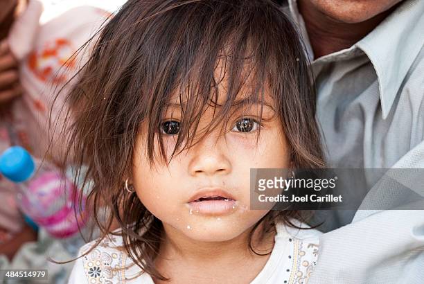 jeune fille attend la vaccination cambodgien - asian woman beauty shot photos et images de collection