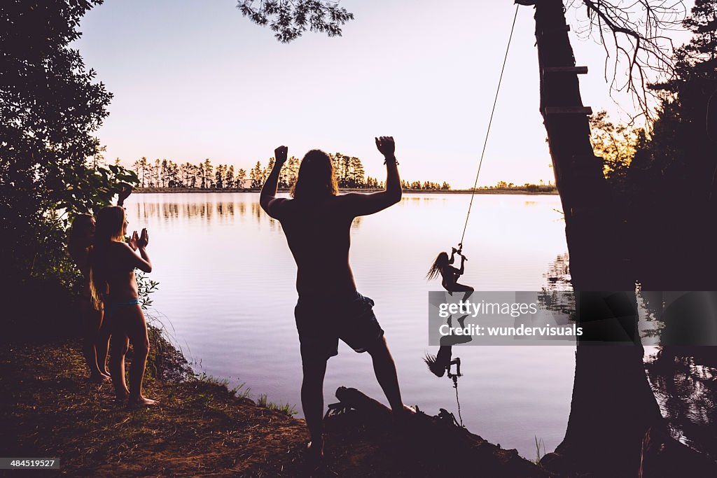 Adolescente sumergiéndose en el lago
