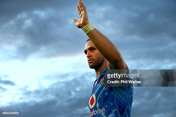Simon Mannering of the Warriors waves to the crowd following the round 6 NRL match between the New Zealand Warriors and the Canterbury-Bankstown...