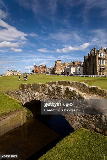 the famous swilcan bridge on st andrews old course - st andrews scotland 個照片及圖片檔