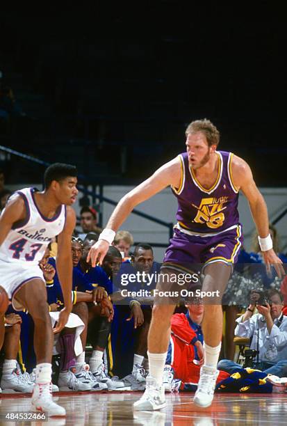 Mark Eaton of the Utah Jazz guards Pervis Ellison of the Washington Bullets during an NBA basketball game circa 1990 at the Capital Centre in...