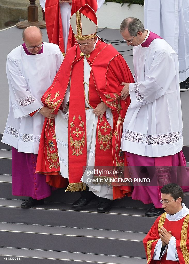 VATICAN-POPE-PALMS