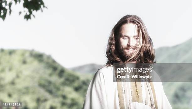 jesus cristo high key sorriso - smiling jesus - fotografias e filmes do acervo