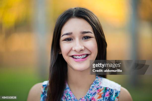 hispanische glücklich teenager-mädchen - zahnspange frau stock-fotos und bilder