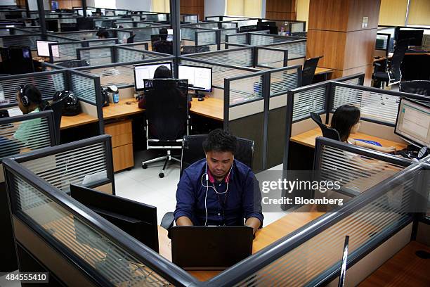 Computer Office Call Center 6,323 Call Center Desks Stock Photos, High-Res Pictures, and Images ...