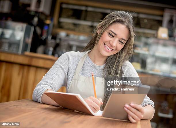 imprenditore che fa i libri in un bar - conto corrente foto e immagini stock