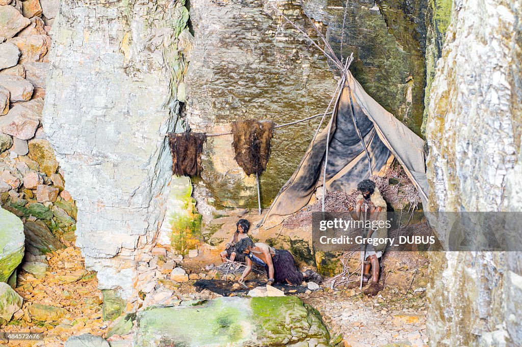 Prähistorische Höhlenmann Familie camp in cave of la Balme Frankreich