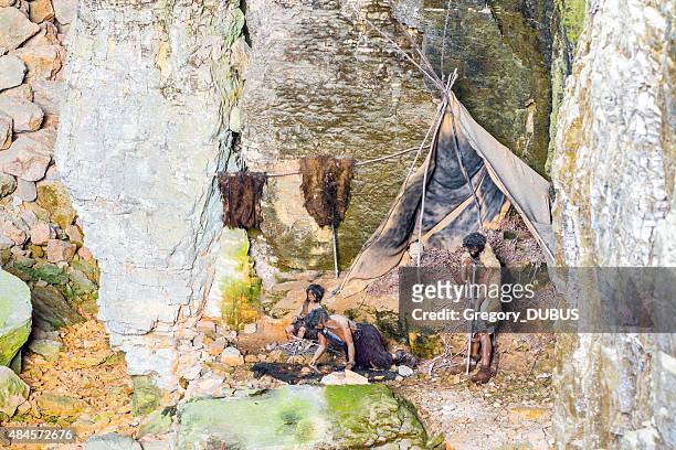 pré-histórica caveman família acampar na caverna de la balme frança - arcaico imagens e fotografias de stock
