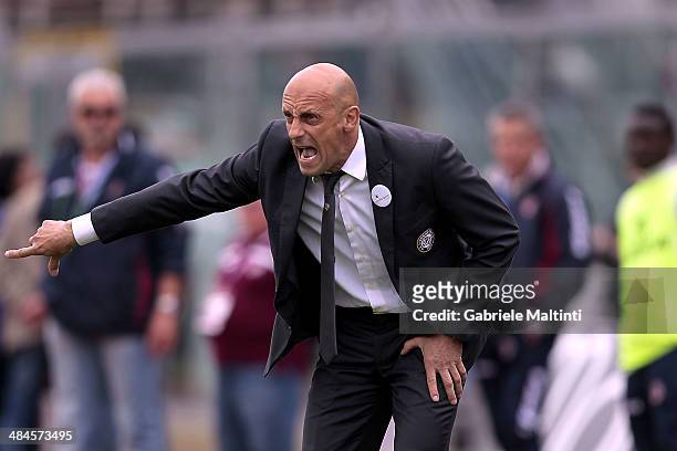 Domenico Di Carlo head coach of AS Livorno Calcio shouts instructions to his players during the Serie A match between AS Livorno Calcio and AC Chievo...