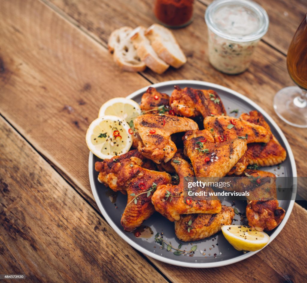 Assiette d'ailes de poulet épicées sur une table en bois