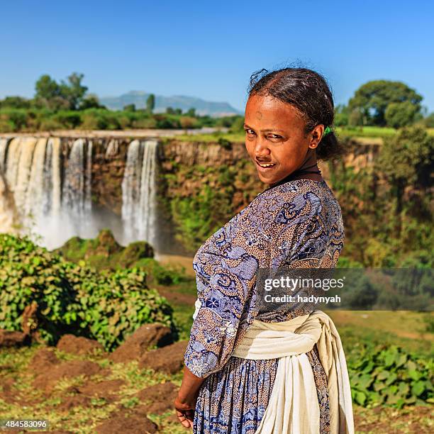 felice donna etiope in cascate del nilo azzurro - nile river foto e immagini stock