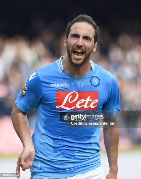 Gonzalo Higuain of Napoli celebrates after scoring the goal 4-2 during the Serie A match between SSC Napoli and SS Lazio at Stadio San Paolo on April...