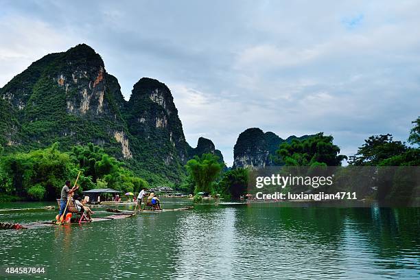 fiume li tributaries carsica peak-foresta landform 008 - bamboo raft foto e immagini stock