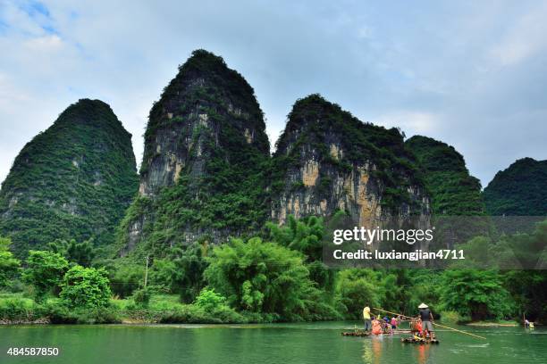 fiume li tributaries carsica peak-foresta landform 010 - bamboo raft foto e immagini stock