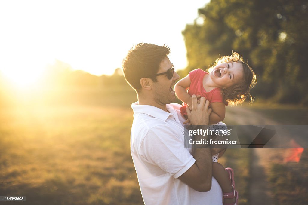Glückliches kleines Mädchen mit ihrem Vater