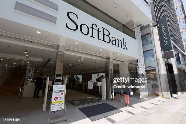 softbank flagship store en japón - softbank fotografías e imágenes de stock