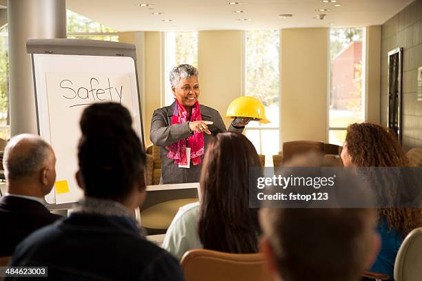 seguridad en el lugar de trabajo.  presentación a los trabajadores de oficina. - safety fotografías e imágenes de stock