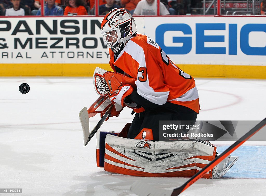 Carolina Hurricanes v Philadelphia Flyers