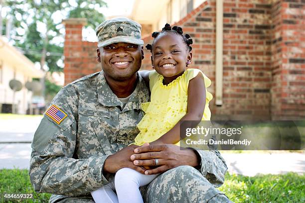 american soldier and daughter - us army stock pictures, royalty-free photos & images