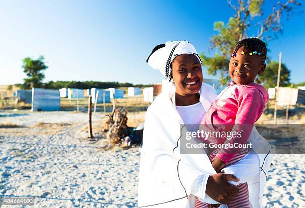 afrikanische frau und ihre tochter bei sonnenaufgang - xhosa volk stock-fotos und bilder