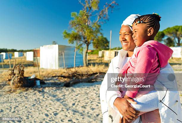 afrikanische frau und ihre tochter bei sonnenaufgang - sangoma stock-fotos und bilder