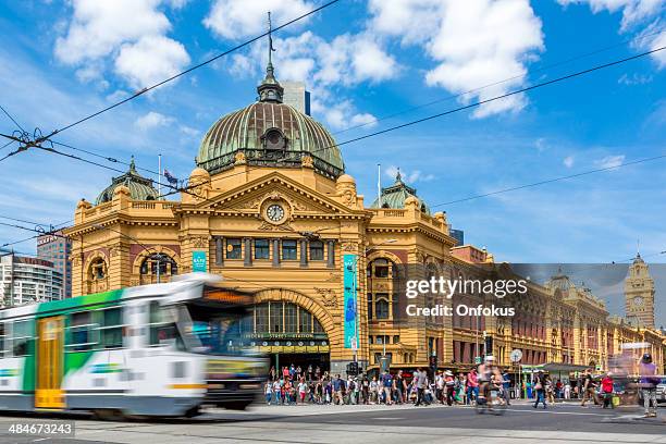 flinders street-bahnhof und der straßenbahn in melbourne, australien - melbourne stock-fotos und bilder