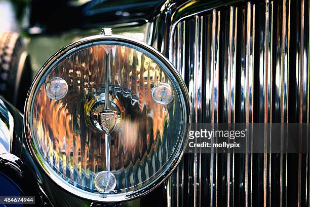headlight of an old rolls royce car collectors car - mollypix stock pictures, royalty-free photos & images