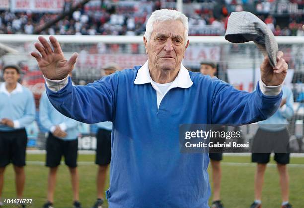 Amadeo Carrizo, former goalkeeper of River Plate thanks the fans for an homage before a match between River Plate and Atletico Rafaela as part of...