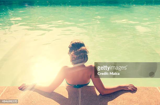mujer joven relajante en la piscina - girls in hot tub fotografías e imágenes de stock