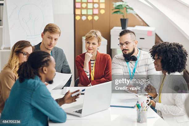 business team brainstorming in office. - grafisch ontwerpbureau stockfoto's en -beelden