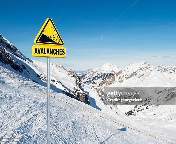 placa de aviso de avalanches nos alpes europeus - avalanche - fotografias e filmes do acervo