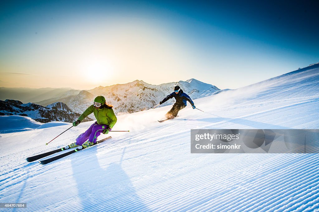 Hombre y mujer esquí de descenso