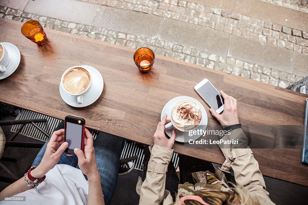Cappuccino in einem cafe serviert Tisch in Kopenhagen, Dänemark