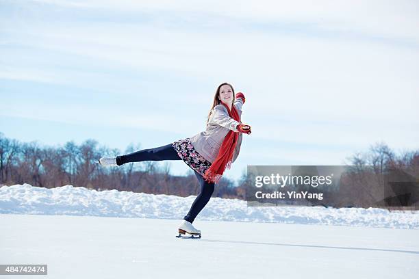 teenager mädchen eiskunstlauf auf winter lake eislaufbahn, minneapolis - teen girls in tights stock-fotos und bilder