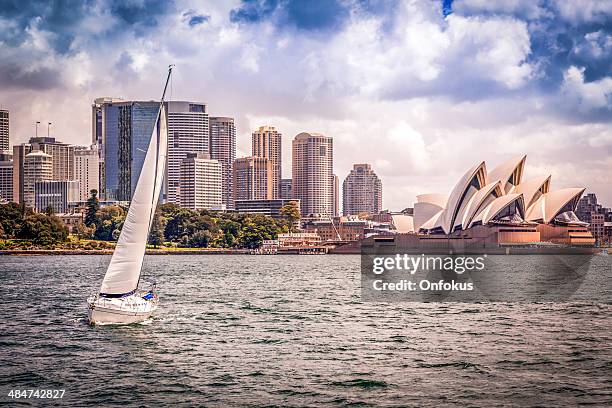 stadt sydney cityscape mit opernhaus und segelboot - oper von sydney stock-fotos und bilder